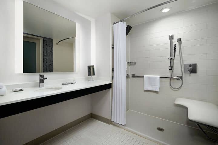 Room 42 of 100